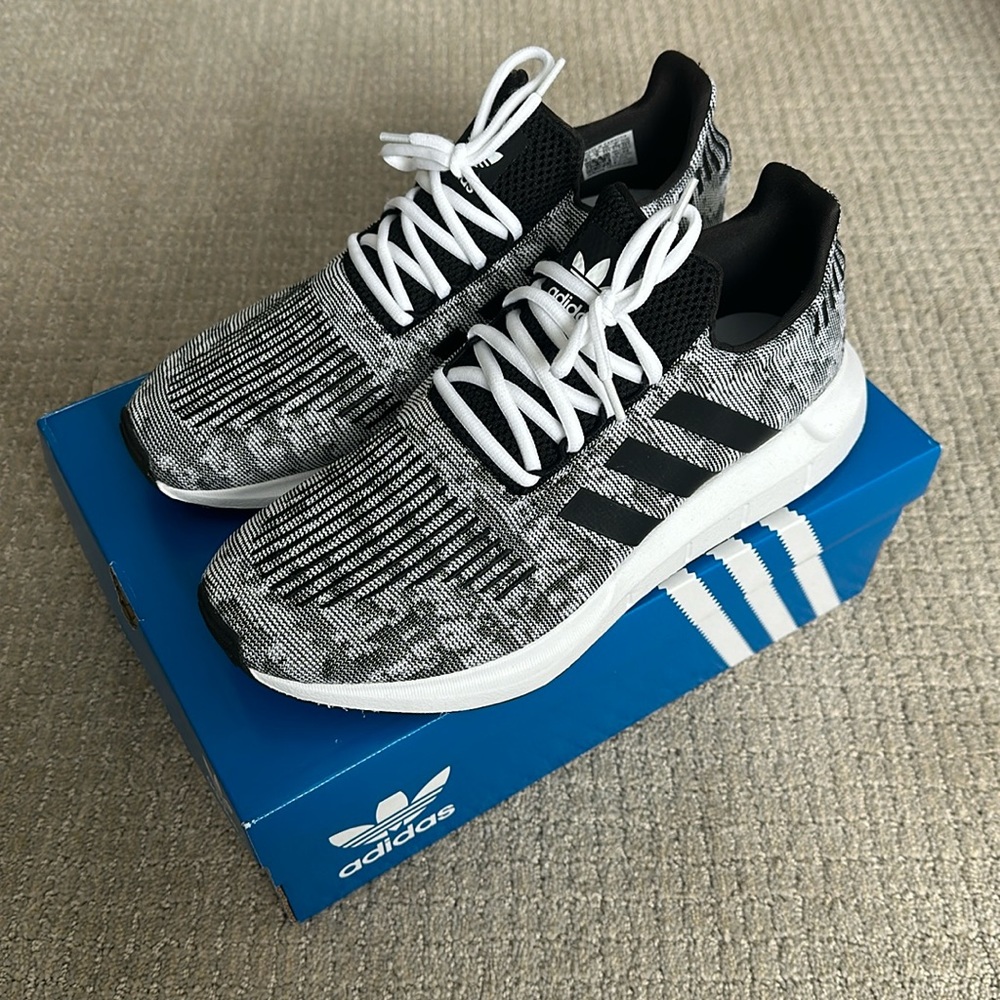 Adidas Swift Run Sneakers - Mens 9.5 - NWT